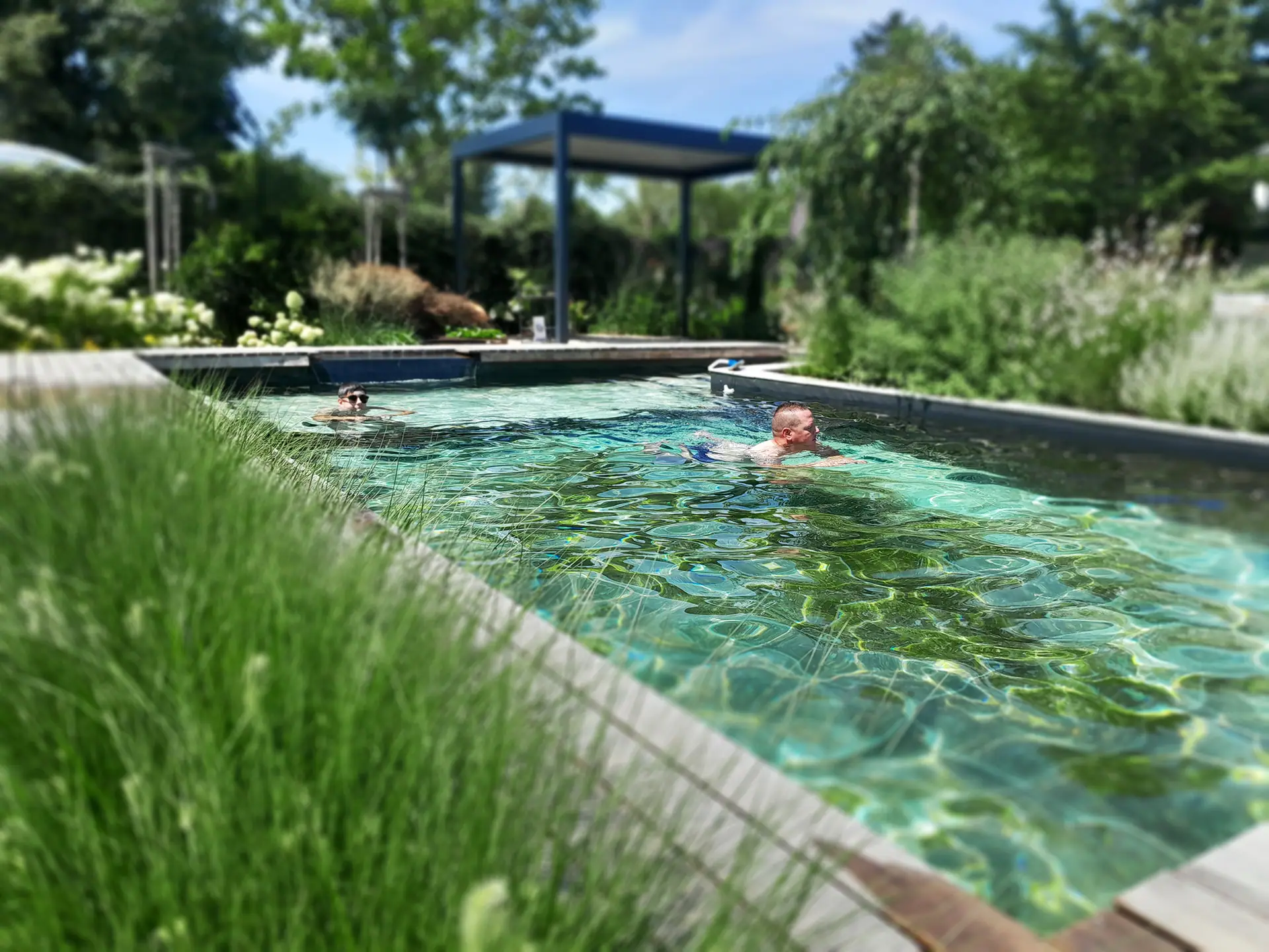 Naturpool Mustergarten mit Person Naturpool Mustergarten mit Person