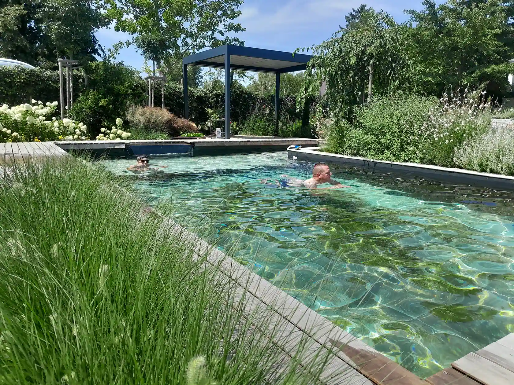 Stögeroase - Naturpool Mustergarten mit Person